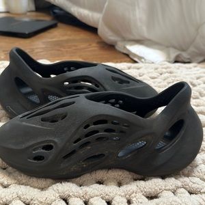 Yeezy Onxy foam runners